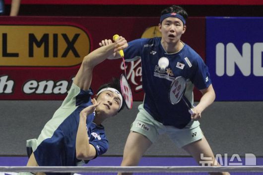 [자카르타=AP/뉴시스] 김원호(앞)와 서승재가 8일(현지 시간) 인도네시아 자카르타 이스토라 스타디움에서 열린 2025 세계배드민턴연맹(BWF) 월드투어 슈퍼 1000 인도네시아오픈 남자복식 결승에서 사바르 카르야만 구타마-모 레자 파흘레비 이스파하니 조(인도네시아)와 경기하고 있다. 김원호-서승재가 2-1(18-21 21-19 21-12)로 역전승을 거두고 우승을 차지했다. 2025.06.09.