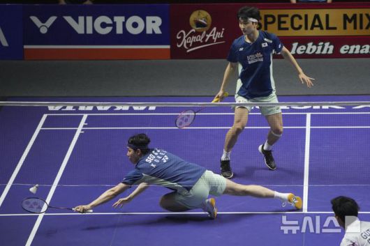 [자카르타=AP/뉴시스] 김원호(뒤)와 서승재가 8일(현지 시간) 인도네시아 자카르타 이스토라 스타디움에서 열린 2025 세계배드민턴연맹(BWF) 월드투어 슈퍼 1000 인도네시아오픈 남자복식 결승에서 사바르 카르야만 구타마-모 레자 파흘레비 이스파하니 조(인도네시아)와 경기하고 있다. 김원호-서승재가 2-1(18-21 21-19 21-12)로 역전승을 거두고 우승을 차지했다. 2025.06.09.