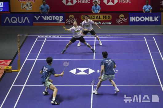 [자카르타=AP/뉴시스] 김원호(왼쪽 첫번째)와 서승재가 8일(현지 시간) 인도네시아 자카르타 이스토라 스타디움에서 열린 2025 세계배드민턴연맹(BWF) 월드투어 슈퍼 1000 인도네시아오픈 남자복식 결승에서 사바르 카르야만 구타마-모 레자 파흘레비 이스파하니 조(인도네시아)와 경기하고 있다. 김원호-서승재가 2-1(18-21 21-19 21-12)로 역전승을 거두고 우승을 차지했다. 2025.06.09.