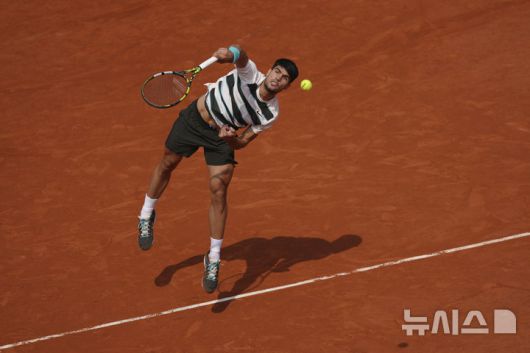 [파리=AP/뉴시스] 카를로스 알카라스(2위·스페인)가 8일(현지 시간) 프랑스 파리 롤랑가로스에서 열린 프랑스오픈 남자 단식 결승전에서 얀니크 신네르(1위·이탈리아)와 경기하고 있다. 알카라스는 신네르와 5시간 29분 대접전 끝에 3-2(4-6 6-7 6-4 7-6 7-6) 역전승을 거두고 대회 2연패를 달성했다. 2025.06.09.