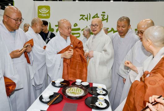 [서울=뉴시스] 7일 서울 서초구 aT센터 제1전시장에서 열린  '제4회 사찰음식 대축제'에 참석한 대한불교조계종 총무원장 진우스님(왼쪽에서 네번째)과 한국불교문화사업단장 만당스님(왼쪽에서 세번째) (사진=대한불교조계종 한국불교문화사업단 제공) *재판매 및 DB 금지