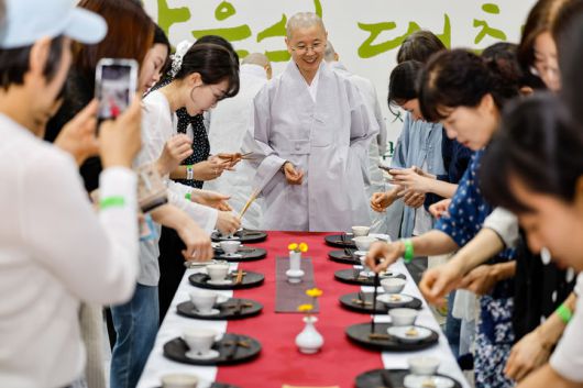[서울=뉴시스]  7일 서울 서초구 aT센터 제1전시장에서 열린 '제4회 사찰음식 대축제'에서 사찰음식을 체험하는 방문객들 (사진=대한불교조계종 한국불교문화사업단 제공) 202506.08. photo@newsis.com *재판매 및 DB 금지