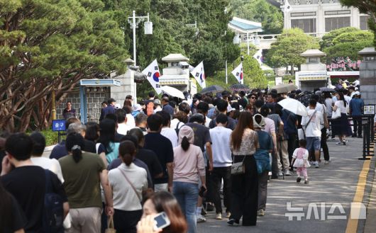 [서울=뉴시스] 김근수 기자 = 이재명 대통령이 대통령 집무실을 다시 청와대로 이전할 방침인 가운데 8일 서울 종로구 청와대에서 시민들이 관람하기 위해 줄 서 있다. 2025.06.08. ks@newsis.com