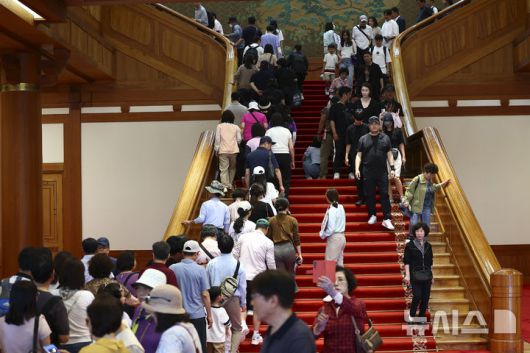 [서울=뉴시스] 김근수 기자 = 이재명 대통령이 대통령 집무실을 다시 청와대로 이전할 방침인 가운데 8일 서울 종로구 청와대에서 시민들이 관람하고 있다. 2025.06.08. ks@newsis.com