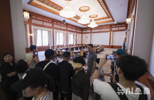 [서울=뉴시스] 김근수 기자 = 이재명 대통령이 대통령 집무실을 다시 청와대로 이전할 방침인 가운데 8일 서울 종로구 청와대 접견실에서 시민들이 관람하고 있다. 2025.06.08. ks@newsis.com