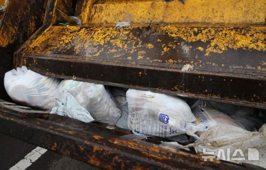 [제주=뉴시스] 우장호 기자 = 8일 오전 제주시 구좌읍 동복리 제주환경자원순환센터 진입로에서 마을주민들이 제주도를 상대로 농경지 폐열지원사업 또는 대체 사업 추진을 요구하며 이틀째 농성을 벌이고 있다. 사진은 운반 차량에 실린 가연 쓰레기 모습. 2025.06.08. woo1223@newsis.com