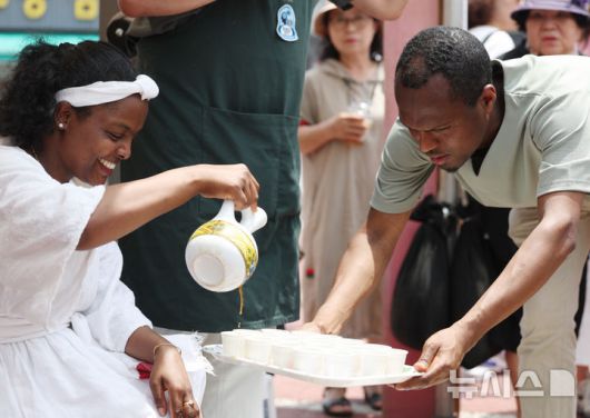 [서울=뉴시스] 김진아 기자 = 8일 서울 노원구 공릉역 일대에서 열린 '제3회 경춘선 공릉숲길 커피축제'에서 에티오피아의 분나 마프라트 시연이 열리고 있다.  '커피 여행'을 주제로 열린 이번 축제에서는 케냐, 과테말라, 엘살바도르 등 세계 20여 개국의 커피를 맛보고 각국의 고유한 커피 문화도 체험해볼 수 있다. 2025.06.08. bluesoda@newsis.com