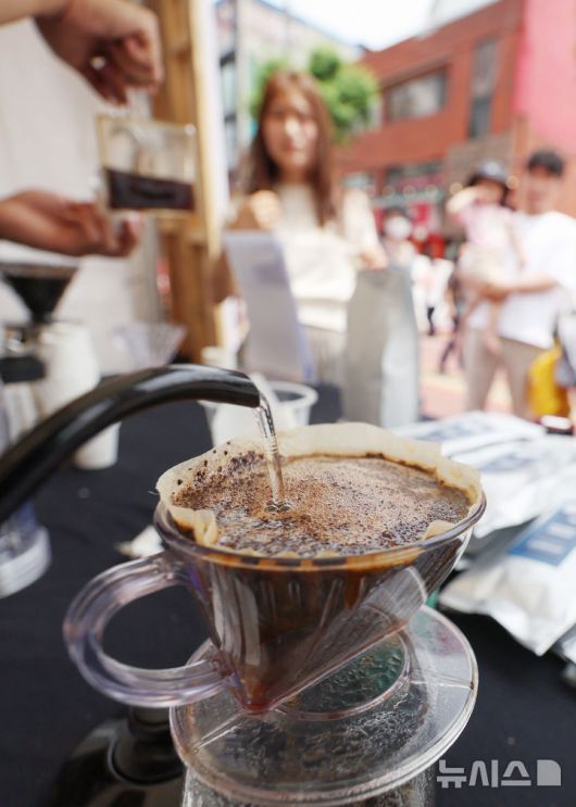 [서울=뉴시스] 김진아 기자 = 8일 서울 노원구 공릉역 일대에서 '제3회 경춘선 공릉숲길 커피축제'가 열리고 있다.  '커피 여행'을 주제로 열린 이번 축제에서는 케냐, 과테말라, 엘살바도르 등 세계 20여 개국의 커피를 맛보고 각국의 고유한 커피 문화도 체험해볼 수 있다. 2025.06.08. bluesoda@newsis.com