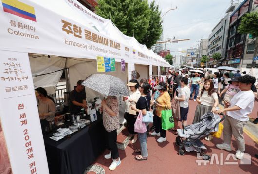 [서울=뉴시스] 김진아 기자 = 8일 서울 노원구 공릉역 일대에서 열린 '제3회 경춘선 공릉숲길 커피축제'가 시민들로 북적이고 있다.  '커피 여행'을 주제로 열린 이번 축제에서는 케냐, 과테말라, 엘살바도르 등 세계 20여 개국의 커피를 맛보고 각국의 고유한 커피 문화도 체험해볼 수 있다. 2025.06.08. bluesoda@newsis.com