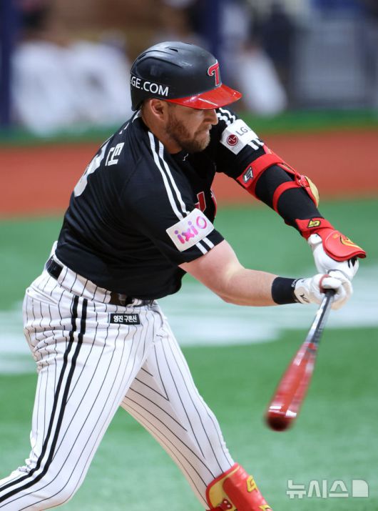 [서울=뉴시스] 김금보 기자 = 8일 서울 구로구 고척스카이돔에서 열린 프로야구 2025 KBO리그 LG 트윈스와 키움 히어로즈의 경기, 1회초 1사 3루 LG 오스틴이 희생땅볼을 치고 있다. 2025.06.08. kgb@newsis.com