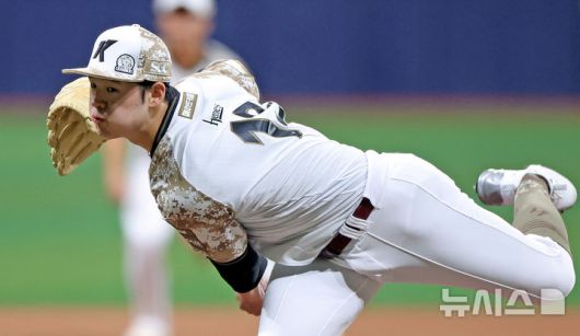 [서울=뉴시스] 김금보 기자 = 8일 서울 구로구 고척스카이돔에서 열린 프로야구 2025 KBO리그 LG 트윈스와 키움 히어로즈의 경기, 1회초 키움 정현우가 역투하고 있다. 2025.06.08. kgb@newsis.com