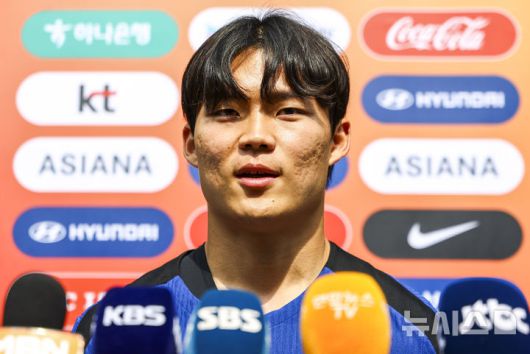 [파주=뉴시스] 황준선 기자 = 대한민국 축구 국가대표팀 오현규가 8일 오후 경기 파주시 국가대표트레이닝센터(NFC)에서 훈련에 앞서 취재진 질문에 답하고 있다. 대한민국 축구 국가대표팀은 오는 10일 서울월드컵경기장에서 쿠웨이트와 2026 국제축구연맹(FIFA) 북중미 월드컵 아시아 지역 3차 예선 B조 최종 10차전을 치른다. 2025.06.08. hwang@newsis.com