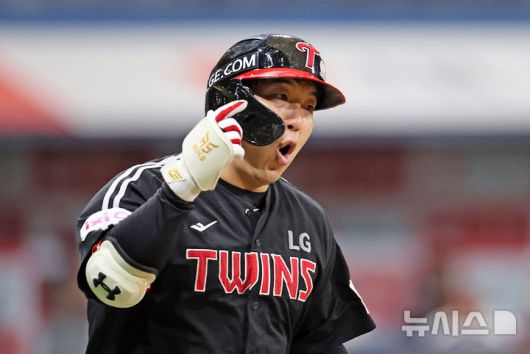 [서울=뉴시스] 김금보 기자 = 8일 서울 구로구 고척스카이돔에서 열린 프로야구 2025 KBO리그 LG 트윈스와 키움 히어로즈의 경기, 7회초 2사 2루 LG 김현수가 2점 홈런을 치고 기뻐하고 있다. 2025.06.08. kgb@newsis.com