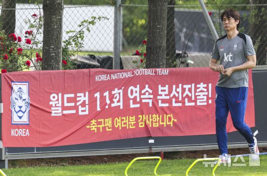 [파주=뉴시스] 황준선 기자 = 대한민국 축구 국가대표팀 홍명보 감독이 지난 8일 오후 경기 파주시 국가대표트레이닝센터(NFC)에서 훈련을 지켜보고 있다. 대한민국 축구 국가대표팀은 오는 10일 서울월드컵경기장에서 쿠웨이트와 2026 국제축구연맹(FIFA) 북중미 월드컵 아시아 지역 3차 예선 B조 최종 10차전을 치른다. 2025.06.08. hwang@newsis.com