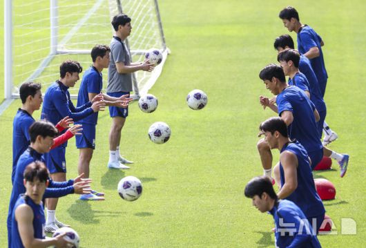 [파주=뉴시스] 황준선 기자 = 대한민국 축구 국가대표팀이 8일 오후 경기 파주시 국가대표트레이닝센터(NFC)에서 훈련을 하고 있다.대한민국 축구 국가대표팀은 오는 10일 서울월드컵경기장에서 쿠웨이트와 2026 국제축구연맹(FIFA) 북중미 월드컵 아시아 지역 3차 예선 B조 최종 10차전을 치른다. 2025.06.08. hwang@newsis.com