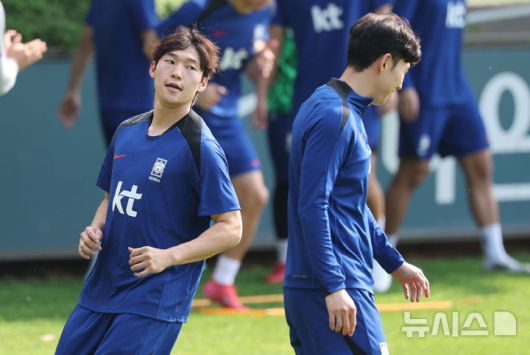 [파주=뉴시스] 황준선 기자 = 대한민국 축구 국가대표팀 주장 손흥민과 배준호가 8일 오후 경기 파주시 국가대표트레이닝센터(NFC)에서 훈련을 하고 있다.대한민국 축구 국가대표팀은 오는 10일 서울월드컵경기장에서 쿠웨이트와 2026 국제축구연맹(FIFA) 북중미 월드컵 아시아 지역 3차 예선 B조 최종 10차전을 치른다. 2025.06.08. hwang@newsis.com