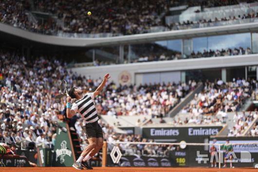 [파리=AP/뉴시스] 카를로스 알카라스(2위·스페인)가 8일(현지 시간) 프랑스 파리 롤랑가로스에서 열린 프랑스오픈 남자 단식 결승전에서 얀니크 신네르(1위·이탈리아)와 경기하고 있다. 알카라스는 신네르와 5시간 29분 대접전 끝에 3-2(4-6 6-7 6-4 7-6 7-6) 역전승을 거두고 대회 2연패를 달성했다. 2025.06.09.