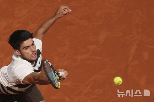 [파리=AP/뉴시스] 카를로스 알카라스(2위·스페인)가 8일(현지 시간) 프랑스 파리 롤랑가로스에서 열린 프랑스오픈 남자 단식 결승전에서 얀니크 신네르(1위·이탈리아)와 경기하고 있다. 알카라스는 신네르와 5시간 29분 대접전 끝에 3-2(4-6 6-7 6-4 7-6 7-6) 역전승을 거두고 대회 2연패를 달성했다. 2025.06.09.