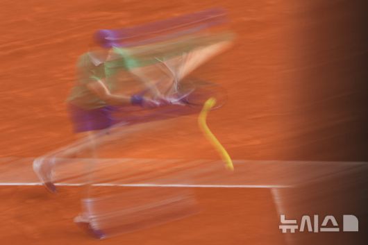 [파리=AP/뉴시스] 얀니크 신네르(1위·이탈리아)가 8일(현지 시간) 프랑스 파리 롤랑가로스에서 열린 프랑스오픈 남자 단식 결승전에서 카를로스 알카라스(2위·스페인)와 경기하고 있다. 알카라스는 신네르와 5시간 29분 대접전 끝에 3-2(4-6 6-7 6-4 7-6 7-6) 역전승을 거두고 대회 2연패를 달성했다. 2025.06.09.