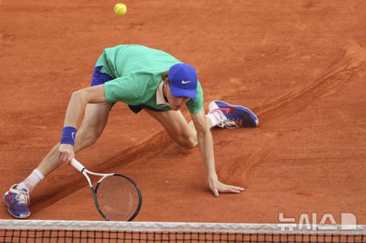 [파리=AP/뉴시스] 얀니크 신네르(1위·이탈리아)가 8일(현지 시간) 프랑스 파리 롤랑가로스에서 열린 프랑스오픈 남자 단식 결승전에서 카를로스 알카라스(2위·스페인)와 경기하고 있다. 알카라스는 신네르와 5시간 29분 대접전 끝에 3-2(4-6 6-7 6-4 7-6 7-6) 역전승을 거두고 대회 2연패를 달성했다. 2025.06.09.