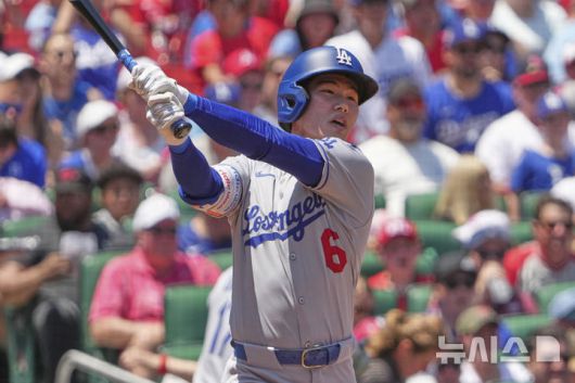 [세인트루이스=AP/뉴시스] LA 다저스의 김혜성이 8일(현지 시간) 미 미주리주 세인트루이스의 부시 스타디움에서 열린 2025 메이저리그 세인트루이스 카디널스와의 경기 2회 초 2타점 3루타를 치고 있다. 이날 중견수로 선발 출전한 김혜성은 2타수 1안타 2타점 1삼진을 기록했고 다저스는 7-3으로 승리했다. 2025.06.09.