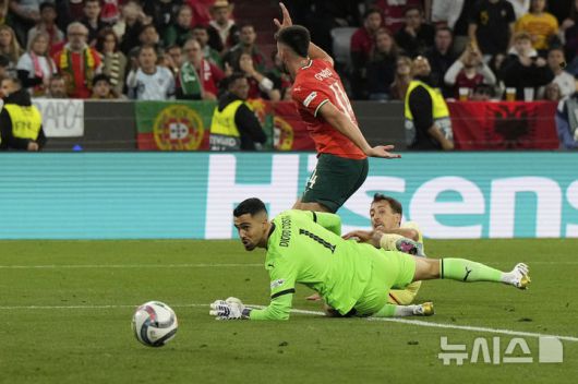 [뮌헨=AP/뉴시스] 스페인의 미켈 오야르사발(오른쪽)이 8일(현지 시간) 독일 뮌헨의 알리안츠 아레나에서 열린 2024-25 유럽축구연맹(UEFA) 네이션스리그(UNL) 포르투갈과의 결승전에서 팀의 두번째 골을 넣고 있다. 포르투갈은 연장까지 2-2 무승부를 기록해 승부차기 끝에 5-3으로 승리해 6년 만에 정상에 올랐다. 크리스티아누 호날두는 후반 16분 동점 골을 넣어 A매치 138호 골을 기록했다. 2025.06.09.