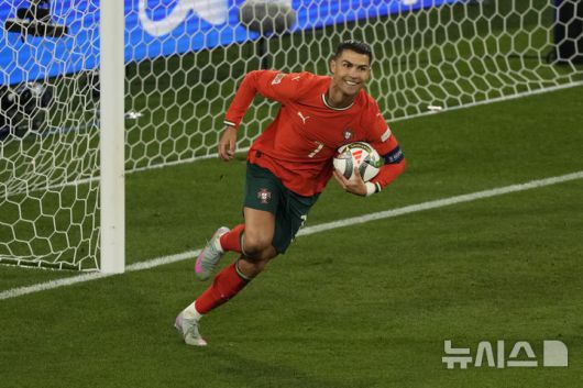 [뮌헨=AP/뉴시스] 포르투갈 크리스티아누 호날두가 8일(현지 시간) 독일 뮌헨의 알리안츠 아레나에서 열린 2024-25 유럽축구연맹(UEFA) 네이션스리그(UNL) 스페인과의 결승전에서 팀의 두번째 골을 넣은 뒤 기뻐하고 있다. 포르투갈은 연장까지 2-2 무승부를 기록해 승부차기 끝에 5-3으로 승리해 6년 만에 정상에 올랐다. 크리스티아누 호날두는 후반 16분 동점 골을 넣어 A매치 138호 골을 기록했다. 2025.06.09.