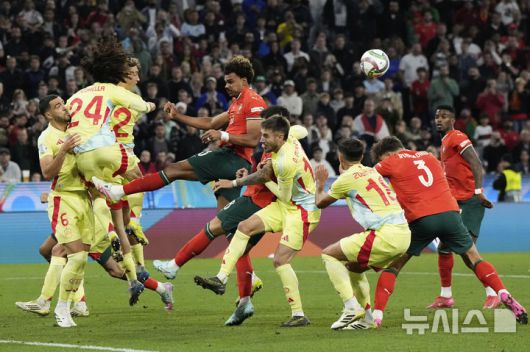 [뮌헨=AP/뉴시스] 스페인의 마크 쿠쿠렐라가 8일(현지 시간) 독일 뮌헨의 알리안츠 아레나에서 열린 2024-25 유럽축구연맹(UEFA) 네이션스리그(UNL) 포르투갈와의 결승전에서 헤딩하고 있다. 포르투갈은 연장까지 2-2 무승부를 기록해 승부차기 끝에 5-3으로 승리해 6년 만에 정상에 올랐다. 크리스티아누 호날두는 후반 16분 동점 골을 넣어 A매치 138호 골을 기록했다. 2025.06.09.