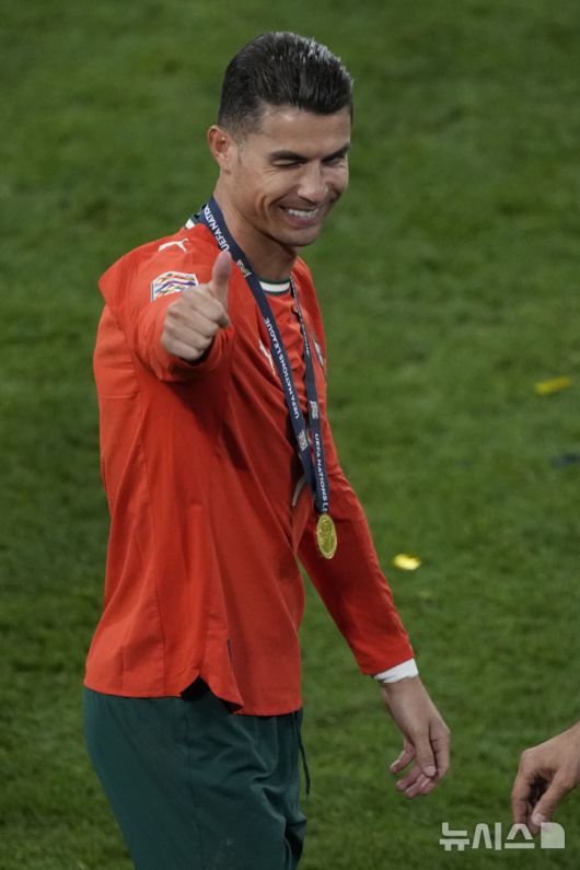 [뮌헨=AP/뉴시스] 포르투갈의 크리스티아누 호날두가 8일(현지 시간) 독일 뮌헨의 알리안츠 아레나에서 열린 2024-25 유럽축구연맹(UEFA) 네이션스리그(UNL) 스페인과의 결승전에서 승리해 우승한 후 세리머니하고 있다. 포르투갈은 연장까지 2-2 무승부를 기록해 승부차기 끝에 5-3으로 승리해 6년 만에 정상에 올랐다. 호날두는 후반 16분 동점 골을 넣어 A매치 138호 골을 기록했다. 2025.06.09.