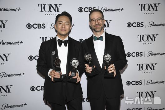 [뉴욕=AP/뉴시스] 박천휴(왼쪽) 작가와 작곡가 윌 애런슨이 8일(현지 시간) 미국 뉴욕 라디오시티 뮤직홀에서 열린 제78회 토니상 시상식에서 창작 뮤지컬 '어쩌면 해피 엔딩'(Maybe Happy Ending)으로 최우수 오리지널 작사·작곡상(Best Orginal Score)과 최우수 극본상을 받은 후 기자실에서 기념 촬영하고 있다. 2025.06.09.