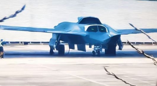 [서울=뉴시스]중국이 개발 중인 6세대 전투기로 추정되는 전투기의 새로운 사진이 공개되면서 해당 기체의 성능과 역할에 대한 전문가들의 평가가 잇따르고 있다. 소셜미디어에서 확산되는 6세대기 J-36으로 추정되는 기체의 모습.<사진출처: 웨이보> 2025.06.09