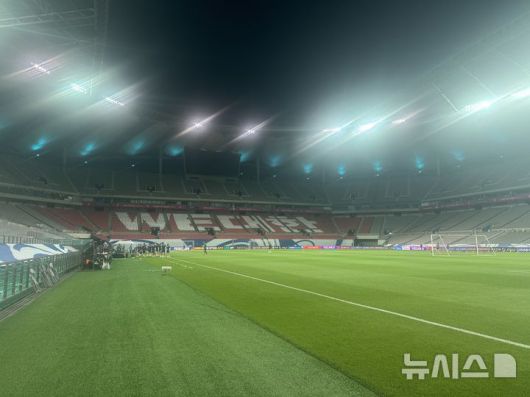 [서울=뉴시스] 김진엽 기자= 쿠웨이트 남자 축구 대표팀 감독이 9일 오후 8시30분 서울월드컵경기장에서 한국 남자 축구 대표팀과의 2026 국제축구연맹(FIFA) 북중미 월드컵 아시아 지역 3차 예선 10차전 경기 전 공식 훈련을 하고 있다. 2025.06.09. wlsduq123@newsis.com