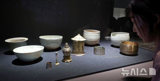[서울=뉴시스] 박진희 기자 = 국립중앙박물관은 용산 개관 20주년을 맞아 특별전 '새 나라 새 미술: 조선 전기 미술 대전' 언론공개회를 9일 서울 용산구 국립중앙박물관 특별전시실에서 갖고 '이성계 발원 사리장엄'을 선보이고 있다. 이번 전시는 조선이라는 새로운 나라의 시작과 함께 꽃핀 15~16세기 당시 미술을 대표하는 691건(도자, 서화, 불교미술 등) 작품의 정수를 한 자리에 모은 대규모 기획이다. 2025.06.09. pak7130@newsis.com