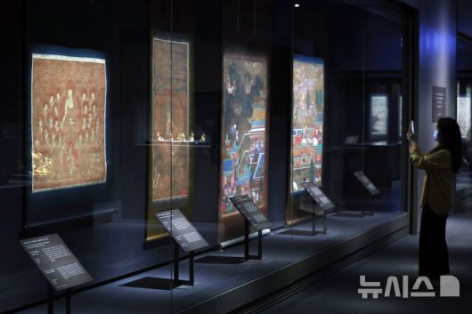 [서울=뉴시스] 박진희 기자 = 국립중앙박물관은 용산 개관 20주년을 맞아 특별전 '새 나라 새 미술: 조선 전기 미술 대전' 언론공개회를 9일 서울 용산구 국립중앙박물관 특별전시실에서 갖고 주요 유뮬을 선보이고 있다. 이번 전시는 조선이라는 새로운 나라의 시작과 함께 꽃핀 15~16세기 당시 미술을 대표하는 691건(도자, 서화, 불교미술 등) 작품의 정수를 한 자리에 모은 대규모 기획이다. 2025.06.09. pak7130@newsis.com