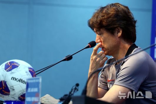 [서울=뉴시스] 박주성 기자 = 지난 9일 서울 마포구 서울월드컵경기장에서 대한민국 축구대표팀 홍명보 감독이 내일 있을 2026 국제축구연맹(FIFA) 북중미 월드컵 아시아 3차 예선 조별리그 B조 10차전 쿠웨이트전 훈련 전 기자회견을 하고 있다. 2025.06.09. park7691@newsis.com