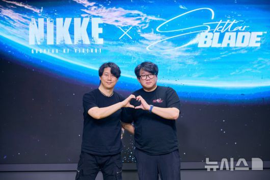 [서울=뉴시스] 시프트업은 지난달 20일 '승리의 여신: 니케'와 '스텔라 블레이드' 협업 기자간담회를 열었다. (왼쪽부터) 김형태 시프트업 대표와 유형석 니케 디렉터가 기념촬영을 하고 있다. 2025.06.11. (사진=시프트업 제공)