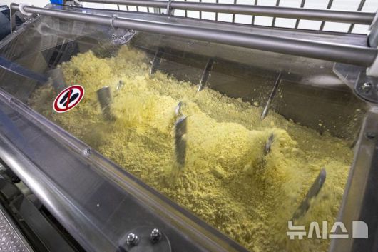 [밀양=뉴시스] 삼양식품 밀양2공장에서 불닭볶음면을 생산하는 모습. 밀가루 반죽을 얇은 면으로 만들어주는 제면에 앞서 반죽을 믹싱하는 '믹서' 작업이 이뤄지고 있다. 믹서 공정은 밀양1공장에서는 이뤄지지 않는 공정이다. (사진= 삼양식품 제공) photo@newsis.com