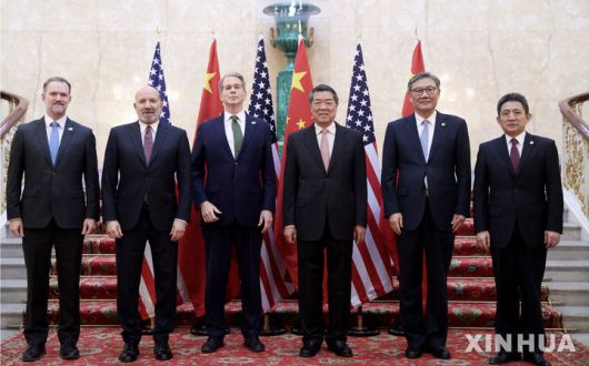[런던=신화/뉴시스] 미국과 중국이 지난 9일(현지 시간) 첫날 무역협상을 마친 뒤, 협의를 10일까지 이어가기로 했다. 회의에 참석한 미중 대표단이 기념사진을 촬영하고 있다.오른쪽부터 리청강 중국 상무부 부부장 겸 국제무역담당 대표,  왕원타오 상무부장, 허리펑 부총리, 스콧 베센트 재무장관, 하워드 러트닉 상무장관, 제이미슨 그리어 미 무역대표부(USTR) 대표. 2025.06.11.