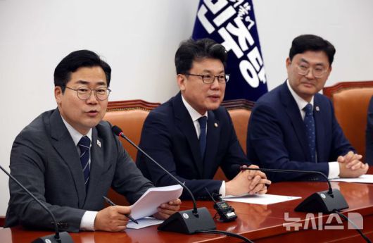 [서울=뉴시스] 조성봉 기자 = 박찬대 더불어민주당 당대표 직무대행 겸 원내대표가 10일 오전 서울 여의도 국회에서 열린 원내대책회의에서 발언하고 있다. 2025.06.10. suncho21@newsis.com