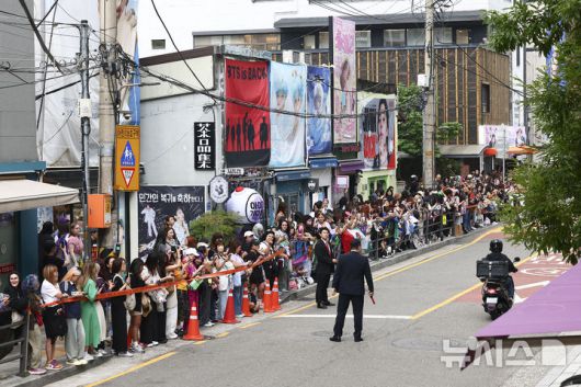 [서울=뉴시스] 김근수 기자 = 방탄소년단(BTS) 멤버 RM, 뷔의 전역날인 10일 오전 서울 용산구 하이브 사옥 앞에서 방탄소년단(BTS) 팬들이 멤버들의 제대를 축하하며 노래를 부르고 있다. 2025.06.10. ks@newsis.com