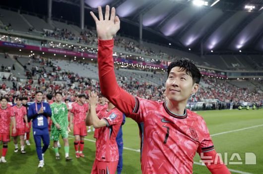 [서울=뉴시스] 최동준 기자 = 11회 연속 월드컵 본선 진출에 성공한 한국 축구대표팀 손흥민이 지난 10일 서울 마포구 서울월드컵경기장에서 열린 2026 국제축구연맹(FIFA) 북중미월드컵 아시아 3차 예선 쿠웨이트와 경기를 마치고 경기장을 돌며 관중들에게 인사하고 있다. 2025.06.10. photocdj@newsis.com