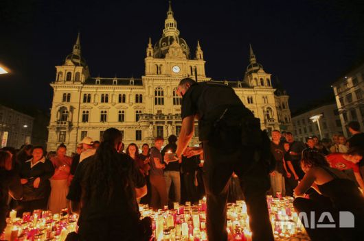 [그라츠=AP/뉴시스] 10일(현지 시간) 오스트리아 그라츠의 한 고등학교에서 총기 난사 사건이 발생한 가운데 시내 중앙 광장에 모인 시민들이 희생자들을 위한 촛불을 밝히고 있다. 2025.06.11.