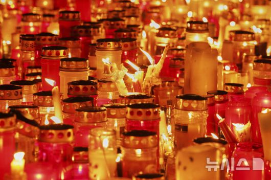 [그라츠=AP/뉴시스] 10일(현지 시간) 오스트리아 그라츠의 한 고등학교에서 총기 난사 사건이 발생한 가운데 시내 중앙 광장에 희생자들을 위한 촛불이 켜져 있다. 2025.06.11.