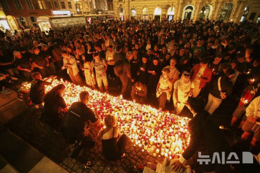 [그라츠=AP/뉴시스] 10일(현지 시간) 오스트리아 그라츠의 한 고등학교에서 총기 난사 사건이 발생한 가운데 시내 중앙 광장에 모인 시민들이 희생자들을 위한 촛불을 밝히고 있다. 2025.06.11.