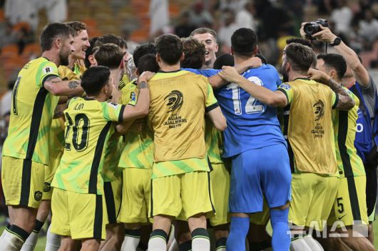 [제다=AP/뉴시스] 호주 선수들이 10일(현지 시간) 사우디아라비아 제다의 킹 압둘라 스타디움에서 열린 2026 국제축구연맹(FIFA) 북중미 월드컵 아시아 3차 예선 C조 최종전에서 사우디를 꺾은 후 자축하고 있다. 호주가 2-1로 이기고 5승4무1패(승점19)로 일본에 이어 조 2위를 차지하며 6회 연속 본선에 진출했다. 2025.06.11.