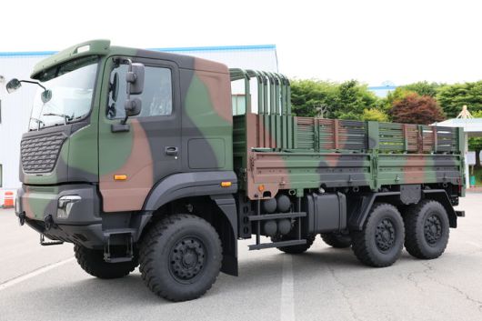 [서울=뉴시스] 전기차 시장 성장 둔화와 글로벌 공급망 불안이 장기화되면서 완성차 업계가 '방위산업' 분야 진출을 통해 사업 포트폴리오 다각화에 나서고 있다. 사진은 기아 중형표준차(KMTV, Kia Medium Tactical Vehicle) 5톤 모델. (사진=기아 제공) photo@newsis.com *재판매 및 DB 금지