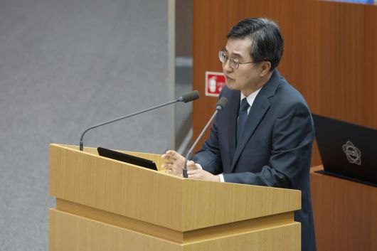 [수원=뉴시스] 김동연 경기도지사가 답변을 하고 있다. (사진=경기도 제공) 2025.06.11. photo@newsis.com *재판매 및 DB 금지