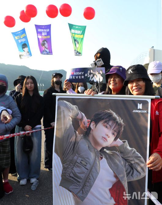[연천=뉴시스] 김혜진 기자 = 방탄소년단(BTS) 지민과 정국이 전역을 앞둔 11일 오전 경기도 연천군의 한 부대 인근에서 방탄소년단 팬들이 현수막을 흔들고 있다. 2025.06.11. jini@newsis.com