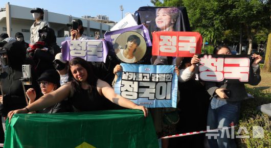 [연천=뉴시스] 김혜진 기자 = 방탄소년단(BTS) 지민과 정국이 전역을 앞둔 11일 오전 경기도 연천군의 한 부대 인근에서 방탄소년단 팬들이 현수막을 흔들고 있다. 2025.06.11. jini@newsis.com