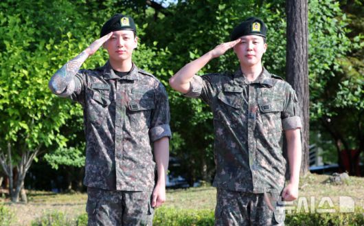 [연천=뉴시스] 김혜진 기자 = 군 복무를 마친 방탄소년단 정국(왼쪽), 지민이 11일 오전 경기도 연천군의 한 부대 인근에서 전역인사를 하고 있다. 2025.06.11. jini@newsis.com